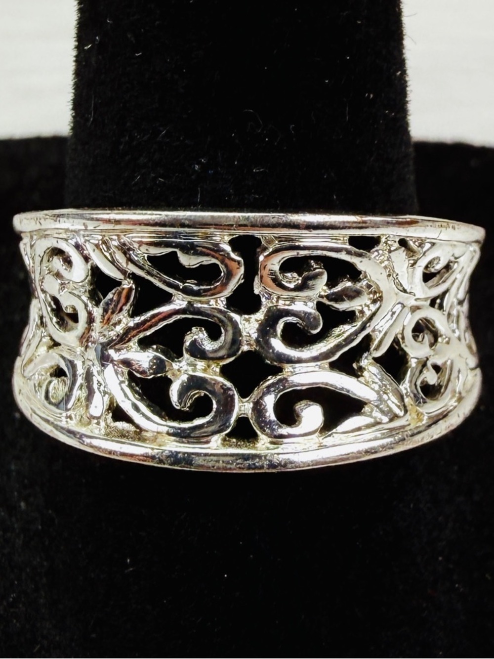 Beautiful, shiny size 9 Silvertone filigree heart band cut out ring